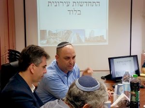 חכ אלי כהן וראש העיר יאיר רביבו בדיון לקידום התחדשות עירונית בלוד.צילום באדיבות דוברות העירייה