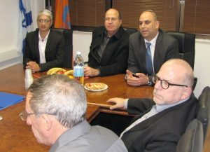 ישיבת עבודה עם שר הביטחון בעת ביקורו ב-2014 בלוד, בהשתתפות מפקד גלצ ירון דקל