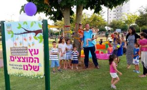 ביי ביי למוצץ, תישאר על העץ. צילום: דוברות עיריית לוד.