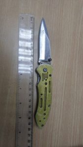 הסכין שתפסה המשטרה אצל שודד התיקים בלוד.צילום דוברות משטרת ישראל