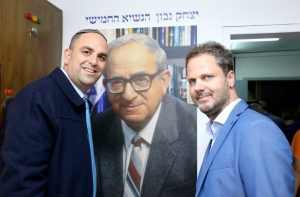 רביבו ונבון הבן על רקע תמונתו של יצחק נבון, הנשיא החמישי של ישראל.צילום דוברות העירייה