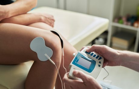 איך לטפל בכאבים כרוניים בבית? שימוש בטכנולוגיית TENS