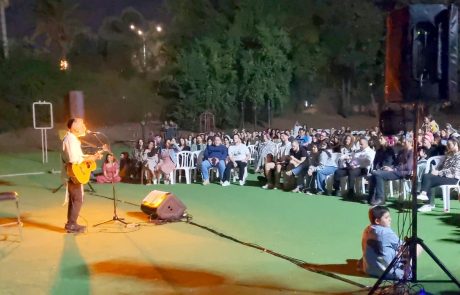 בסמוך למרחב מוגן: מאות אנשים בהופעה של אביתר בנאי