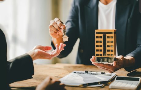 האסטרטגיה הכלכלית שמאחורי עסקאות הנדל”ן המנצחות