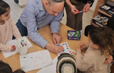 השתבץ כאחת הסייעות: ראש העיר לוד לוקח חלק בסיוע פעילות ההפגה בגני הילדים