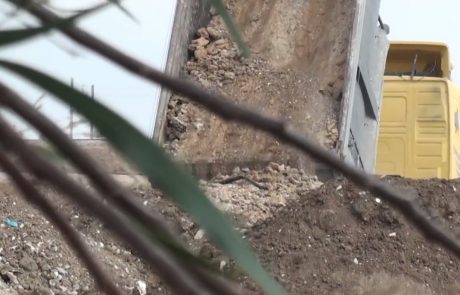 צפו: משטרת ישראל בשיתוף שיטור עירוני לוד חשפו פעילות בלתי חוקית של שפיכת פסולת בניין שחסמה את נחל איילון והעמידה אזורים נרחבים בסכנת הצפה בחורף הקרוב