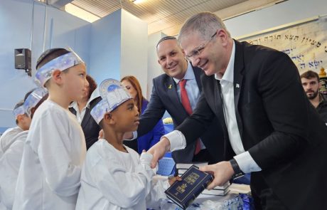 תלמידי ‘מעפילים’ זכו לקבל את התנ”ך מידיהם של שר החינוך וראש העיר