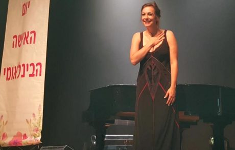 קרן פלס במופע פסנתר לכבוד נשות לוד