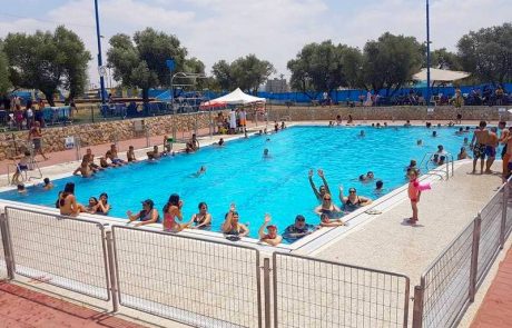 מאות מתושבי לוד חגגו “שישי שמח” בבריכת השחייה העירונית