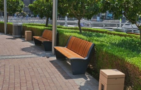 עמודי מחסום, ברזיות וסככות צל: התשתית השקטה שמפעילה את העיר