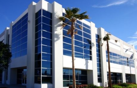 דלתות זכוכית וחיפויי זכוכית – הפתרון המושלם למשרד