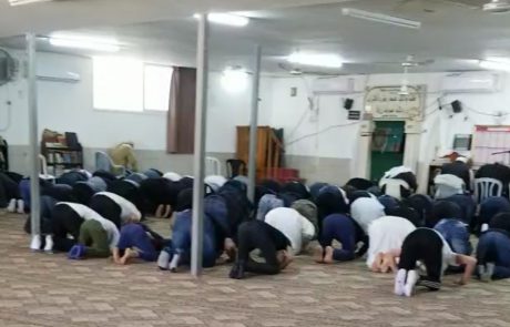 לפנות בוקר: כוחות משטרה נכנסו למסגד בלוד וקנסו מתפללים
