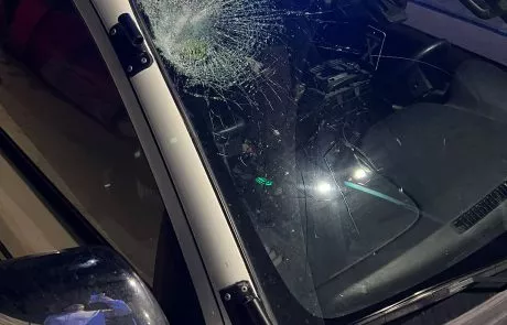 המשטרה עצרה שני קרובי משפחה תושבי לוד בחשד שיידו אבן על ניידת