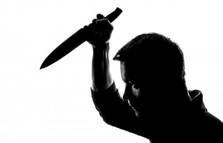 גבר שנכנס לסופר בגני אביב, לקח סכין וניסה לדקור אנשים