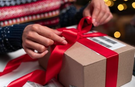 רכישת מתנות לעסקים: הפצת שמחה עם מתנות לחג ומארזי שי לעובדים