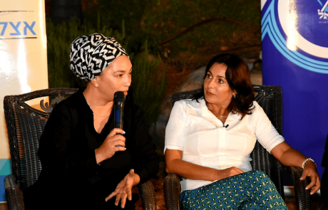 שרת התרבות והספורט, מירי רגב התארחה במפגש ספרותי בלוד עם הסופרת נועה ירון דיין