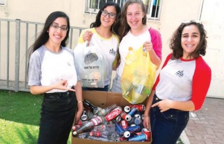 בנות האולפנה בלוד אספו אלפי בקבוקים בכדי לסייע לתושבת העיר.